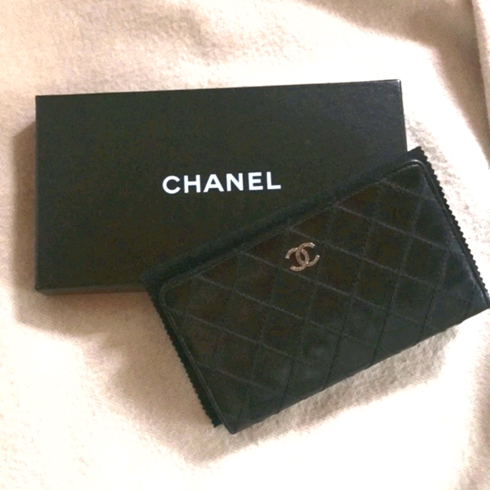 CHANEL Black Calfskin Wallet Quilted Stitching